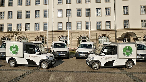 Elektro-Autos stehen auf dem Klosterhof in Ursberg