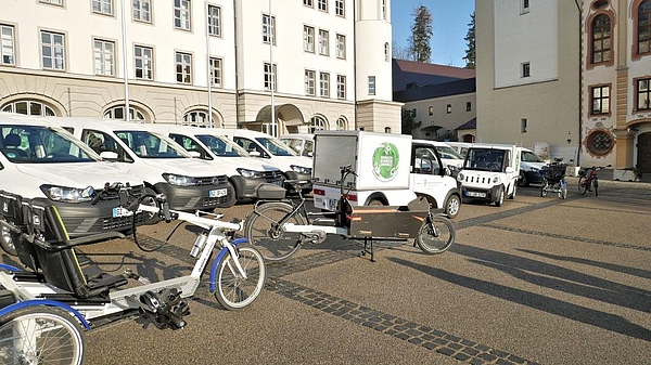 Elektroautos und E-Bikes auf dem Klosterhof Ursberg