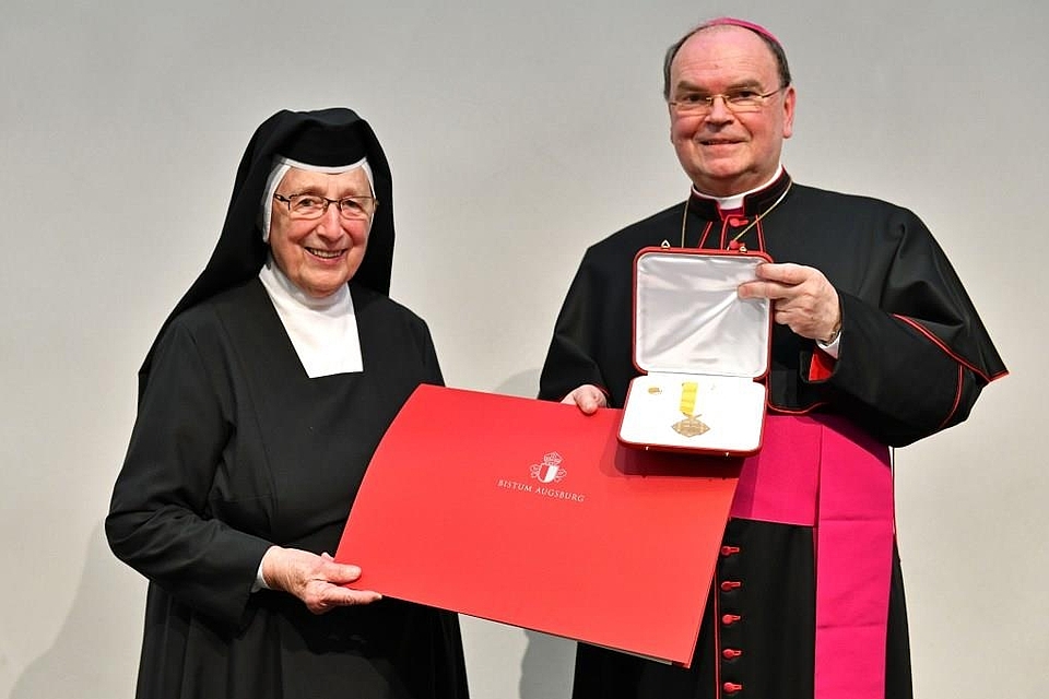 Päpstliches Ehrenzeichen für Sr. Evangelista Höfer CSJ
