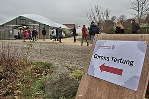 Ein Hinweisschild für die Corona-Tests in Ursberg