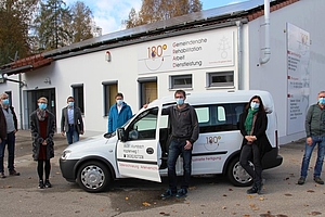 Gruppenbild mit den Verantworlichen der Werkstatt 180GRAD vor dem Gebäude in Krumbach
