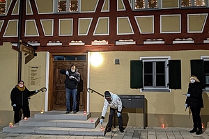 Vier Menschen vor einem weihnachtlich geschmückten Fachwerkhaus in Balzhausen