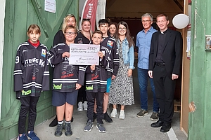 Eine Abordnung der Jugendabteilung des Eissportvereins Burgau (ESV) kam zur Spendenübergabe vor das Lagerhaus „kost-bar“ nach Ursberg