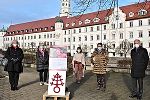 Ein Gruppenfoto mit 5 Personen vor dem Gymnasium Ursberg