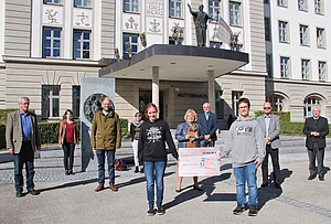 Azubis des BBW Ursberg zeigen den Scheck über 20.000 Euro von der Adlhochstiftung