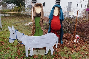 Maria und Joseph und ein Esel als Pappfiguren